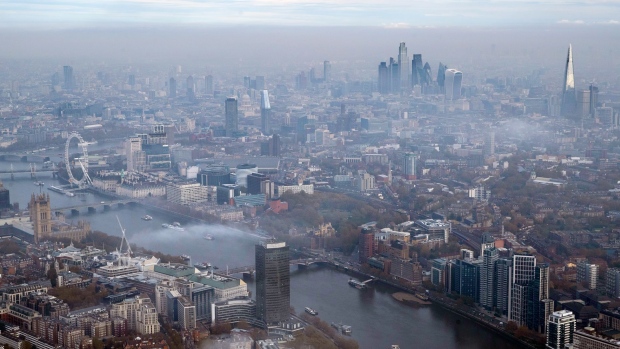 LONDON, ENGLAND - NOVEMBER 05: Fog shrouds the central London on November 05, 2020 in London, England. England today began a second national lockdown to curb a surge in covid-19 cases, closing pubs, restaurants and an array of shops deemed non-essential. The new rules, which will expire on 2 December, also ban most indoor and outdoor household mixing and grass-roots sports. Unlike the first lockdown earlier this year, schools in England will remain open. (Photo by Dan Kitwood/Getty Images) Photographer: Dan Kitwood/Getty Images Europe
