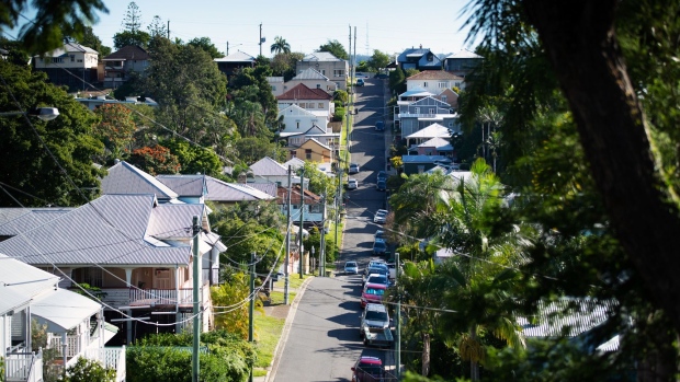 Residential properties stand along a street in Brisbane, Australia, on Tuesday, May 7, 2019. Australian central bank chief Philip Lowe dashed expectations of an interest-rate cut, looking through recent weakness in inflation to hitch the policy outlook to a labor market that he says remains strong. Photographer: Ian Waldie/Bloomberg