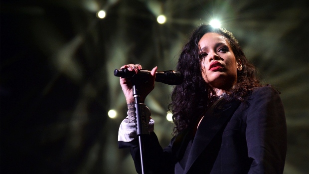 GLENDALE, AZ - JANUARY 31: Singer Rihanna performs onstage during DirecTV Super Saturday Night hosted by Mark Cuban's AXS TV and Pro Football Hall of Famer Michael Strahan at Pendergast Family Farm on January 31, 2015 in Glendale, Arizona. (Photo by Kevin Mazur/Getty Images for DirecTV)