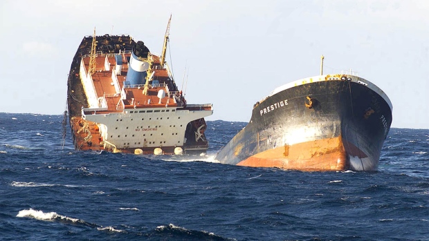 The oil tanker Prestige sinks off the northwest coast of Spain in November 2002. Photographer: Douanes Francaises/Getty Images