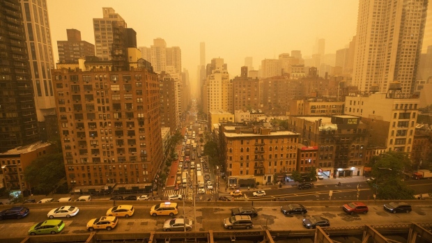 NEW YORK, NEW YORK - JUNE 7: Traffic moves over the Ed Koch Queensboro Bridge as smoke from Canadian wildfires casts a haze over the area on June 7, 2023 in New York City. Air pollution alerts were issued across the United States due to smoke from wildfires that have been burning in Canada for weeks. (Photo by Eduardo Munoz Alvarez/Getty Images)