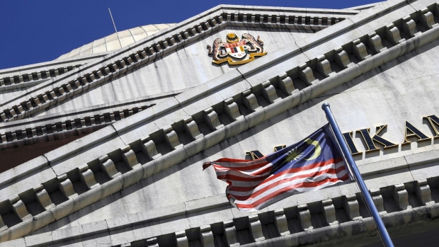 The Malaysia flag flies in front of the Kuala Lumpur Courts Complex in Kuala Lumpur, Malaysia, on Monday, Jan. 7, 2019. A Malaysian court denied bail for Roger Ng, a former Goldman Sachs Group Inc. banker who was charged in the country for his role in 1MDB deals while facing extradition to the U.S. for similar allegations. Photographer: Joshua Paul/Bloomberg