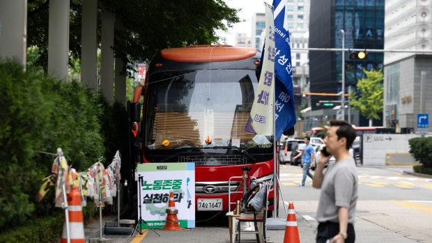 A bus from the National Samsung Electronics Union parked outside the Samsung's office building in Seoul on June 7. Photographer: SeongJoon Cho/Bloomberg